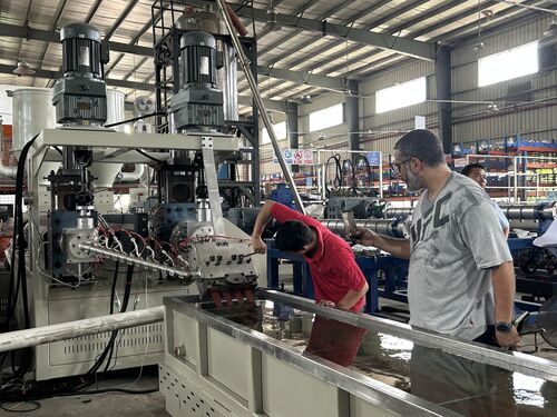 Últimas notícias da empresa sobre Nova máquina de fabricação de cintas PP de 4 saídas em teste para o Egito | YongxingZhanxing